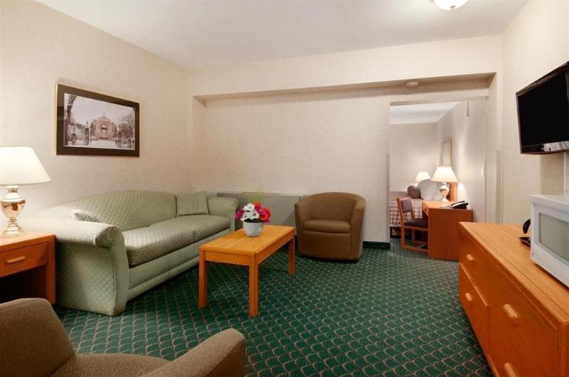 Travelodge By Wyndham Winnipeg East Exterior foto